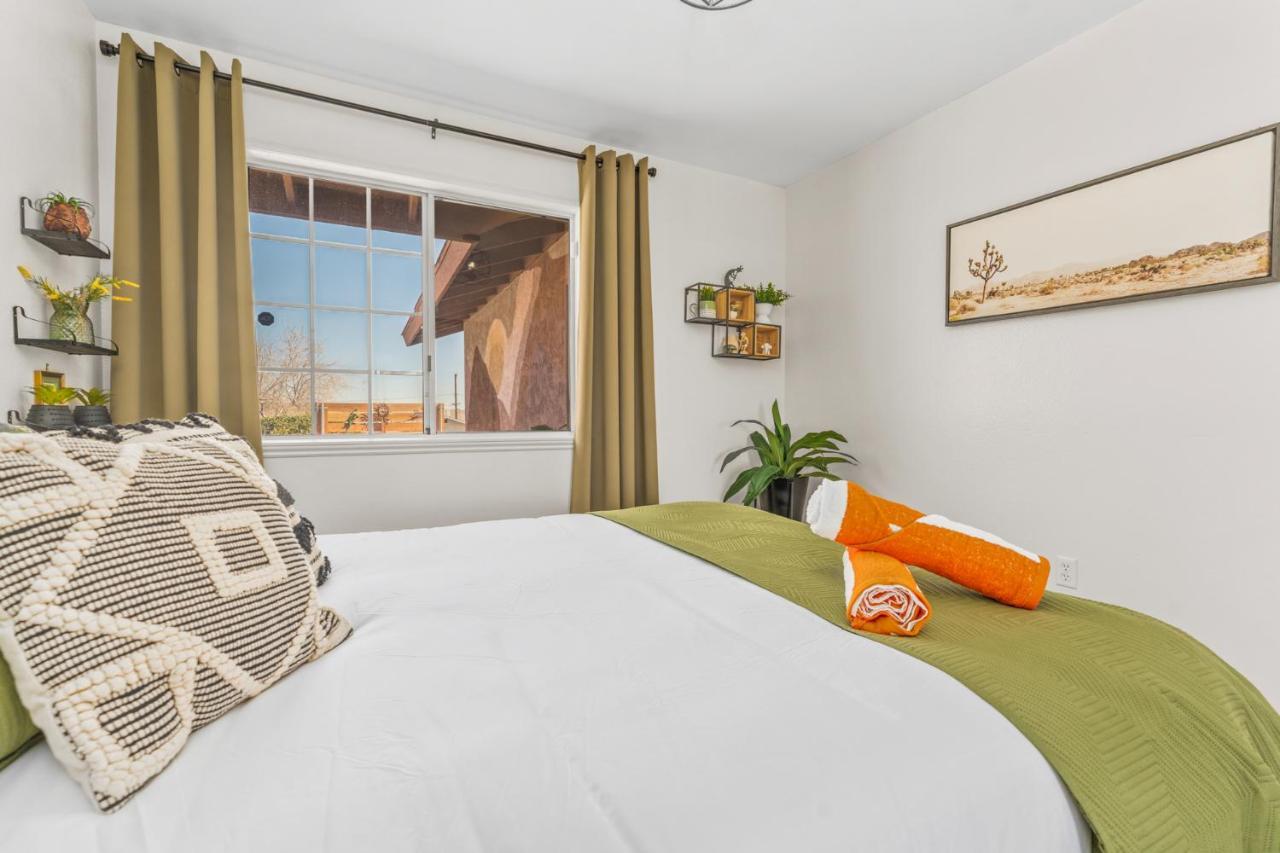 约书亚树Hot Tub, Games, King Bed, Fire Pit, Bbq Grill, Minutes From National Park And Views别墅 外观 照片